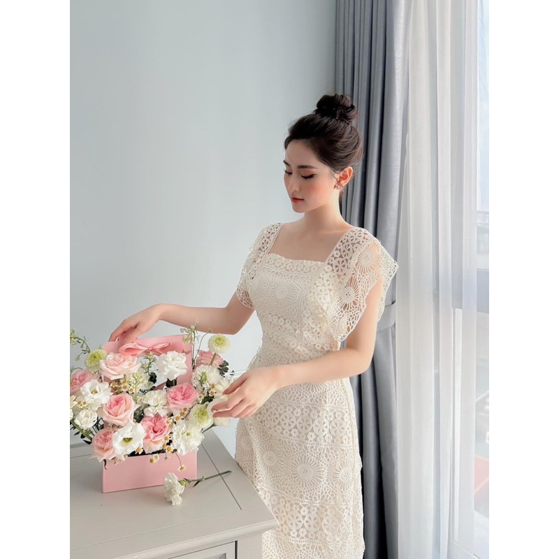 Đầm thiết kế ren hoa