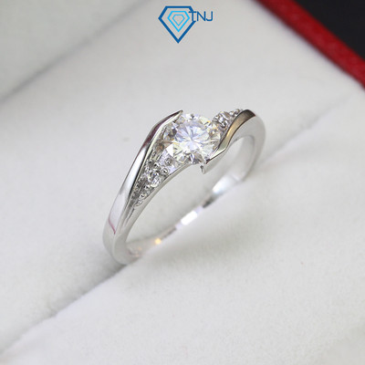 Nhẫn bạc nữ đá Moissanite, nhẫn cầu hôn loại 5 ly xi bạch kim kèm thẻ tra cứu cao cấp NNM0014 - Trang Sức TNJ