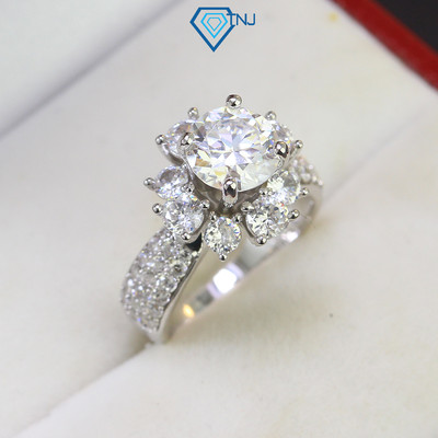 Nhẫn bạc nữ đính Moissanite 8ly bản to kèm thẻ tra cứu xi kim mặt bông hoa đá cao sang trọng NNM0016 - Trang Sức TNJ
