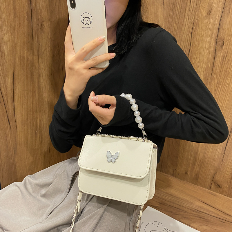 Túi xách nữ đeo chéo trang trí hình bướm dây đeo chuỗi xích kèm chuỗi ngọc trắng thời trang