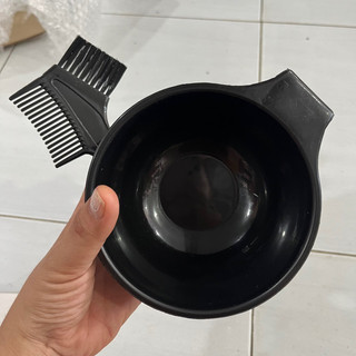 Dụng cụ hỗ trợ nhuộm tóc : Chén Nhuộm Bát Nhựa Tròn có Mỏ Rót + Lược chổi quét 2 đầu bôi thuốc + bao tay ni lông giá rẻ