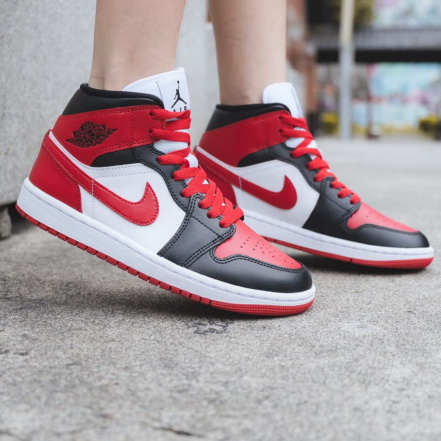 Giày Sneaker Air Jordan 1 Mid 'Alternate Bred Toe' BQ6472-079 màu Đỏ Trắng Đen | PiuPiu Authentic