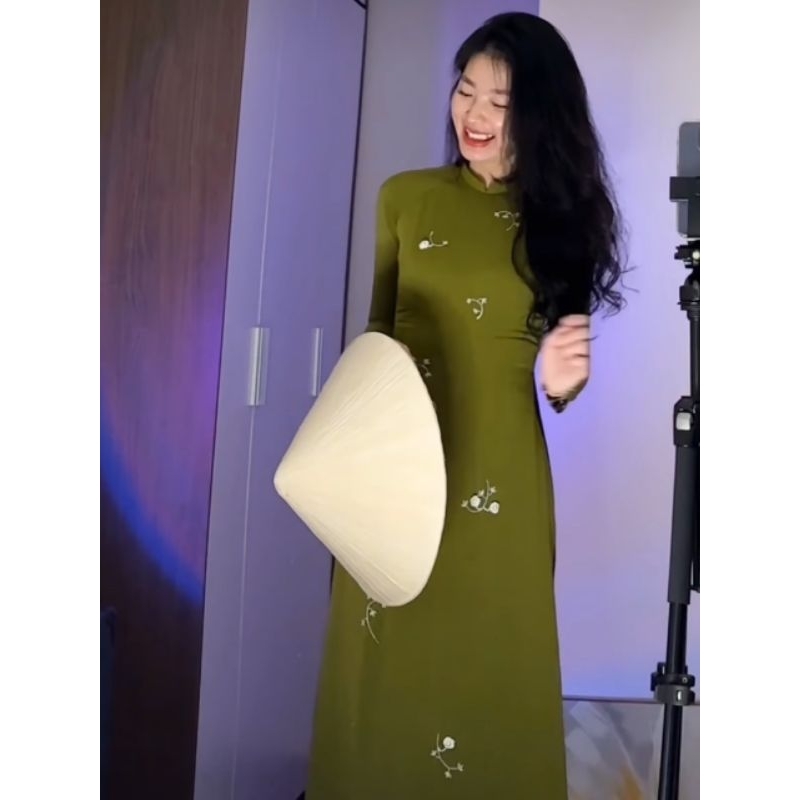 Áo dài xanh rau má đậm thêu hoa