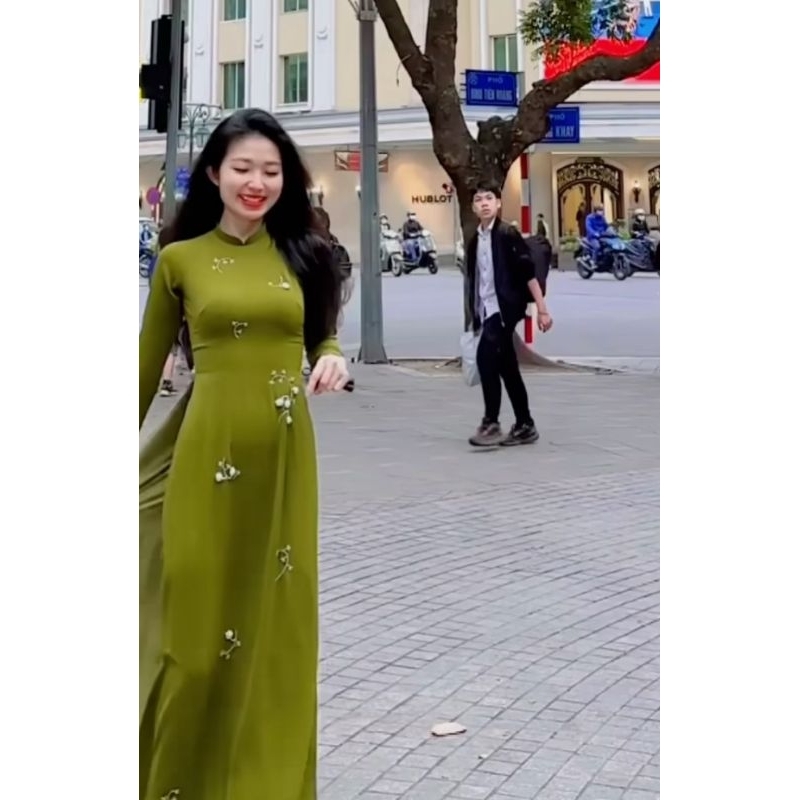 Áo dài xanh rau má đậm thêu hoa