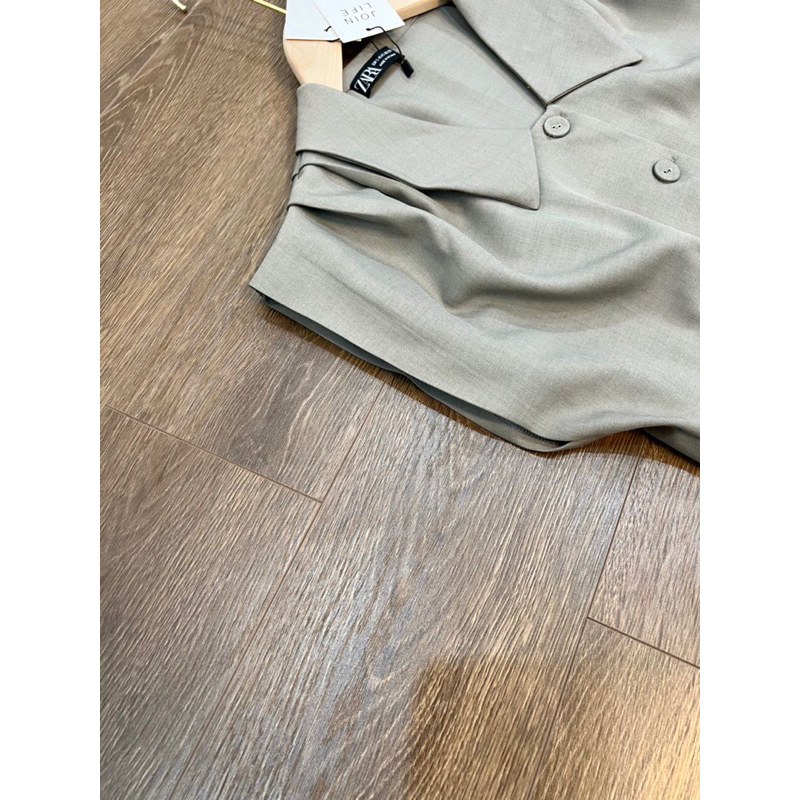 Áo sơmi xếp li vai