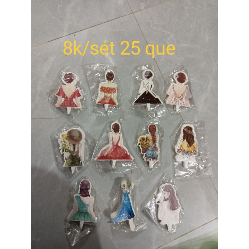 Cô gái Nd cắm giấy