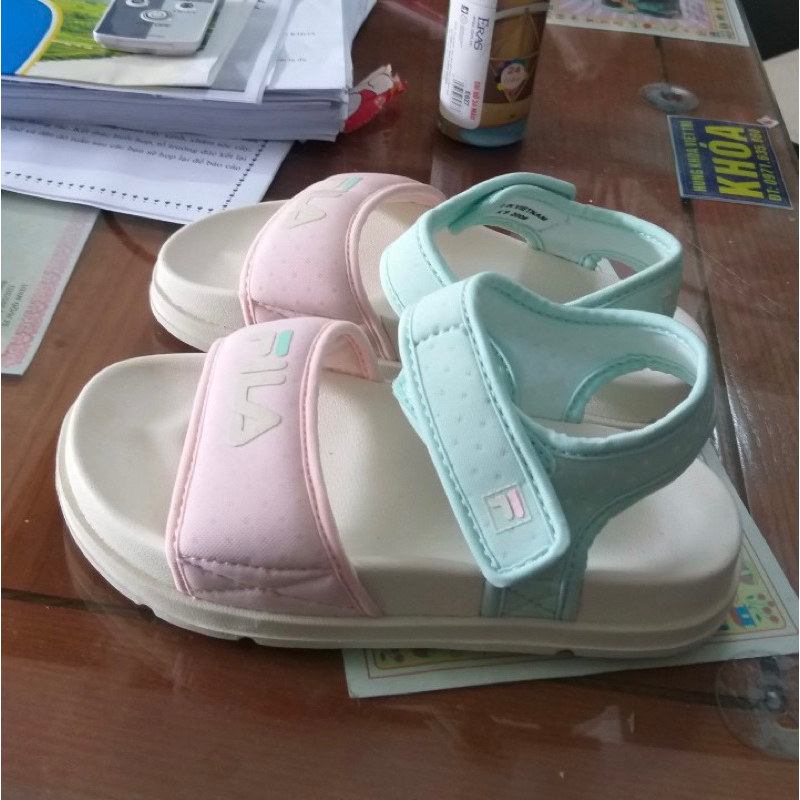 Dép sandal Fi.La hàng VNXK cho bé. Size Korea 170 => 230 tuỳ màu, size tính 230 = 23cm lòng bàn chân.