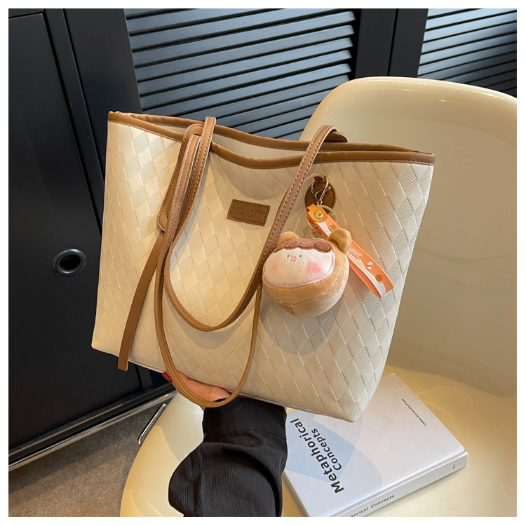 Túi tote nữ kiểu mới hot trend kèm móc khóa mập ú