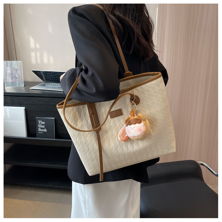 Túi tote nữ kiểu mới hot trend kèm móc khóa mập ú