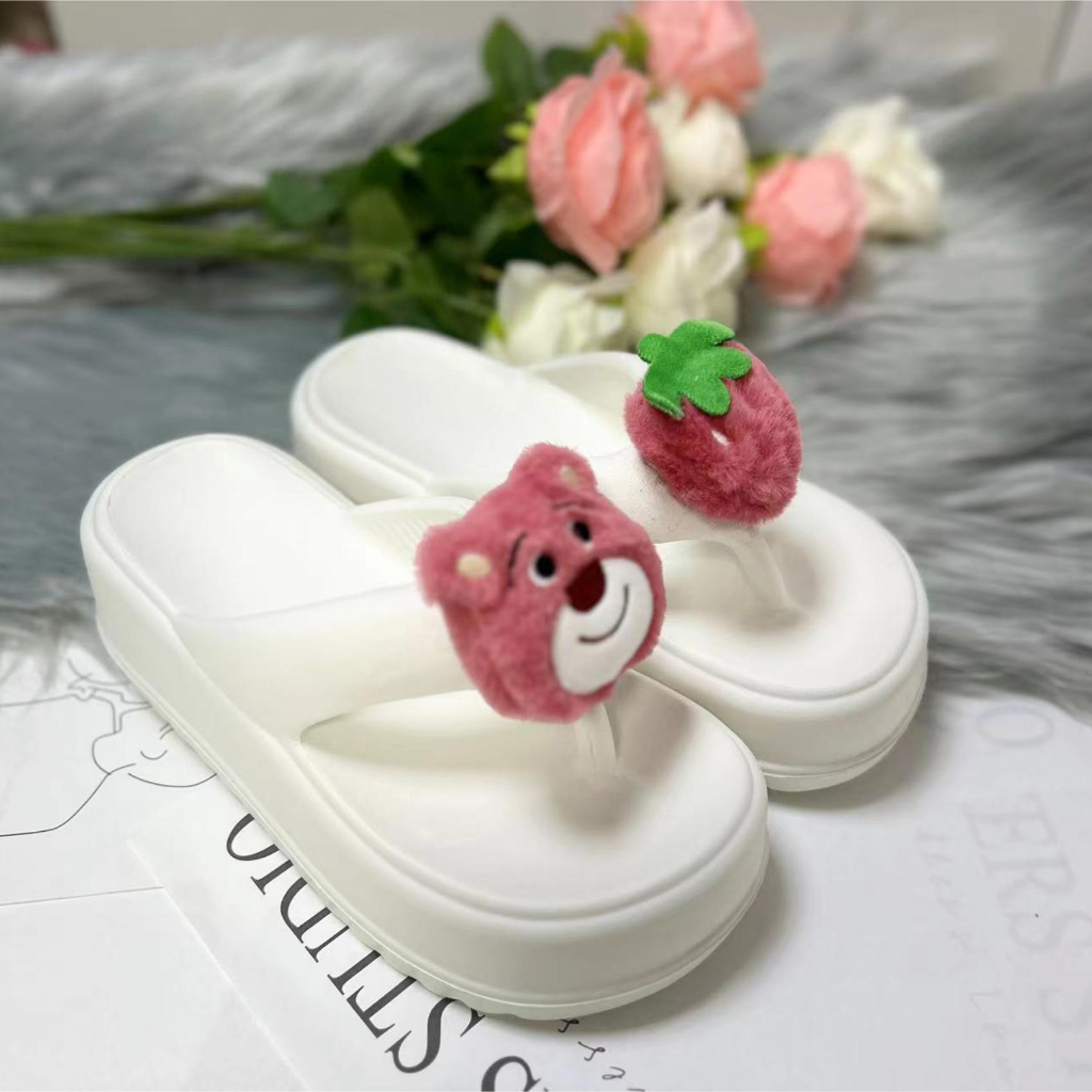 Dép lê mũi chân dày với hình chú gấu dâu