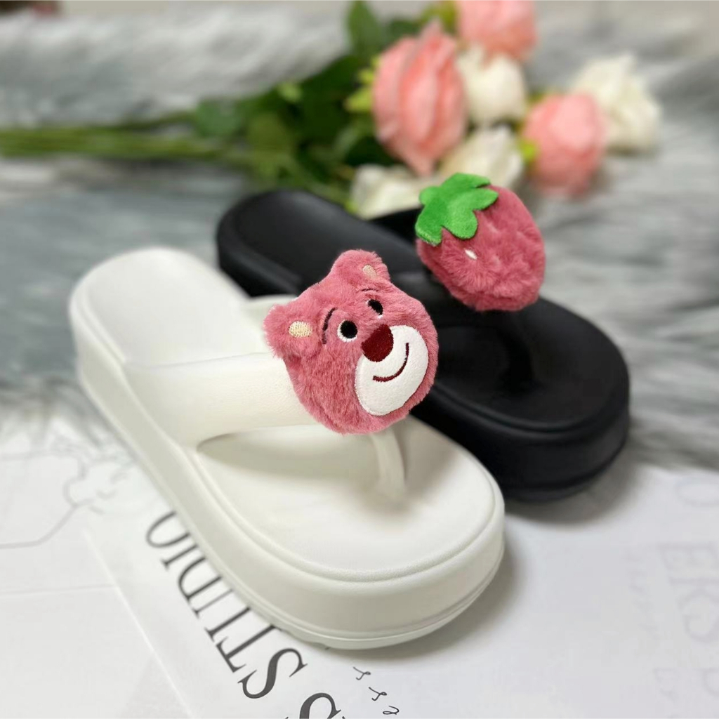 Dép lê mũi chân dày với hình chú gấu dâu