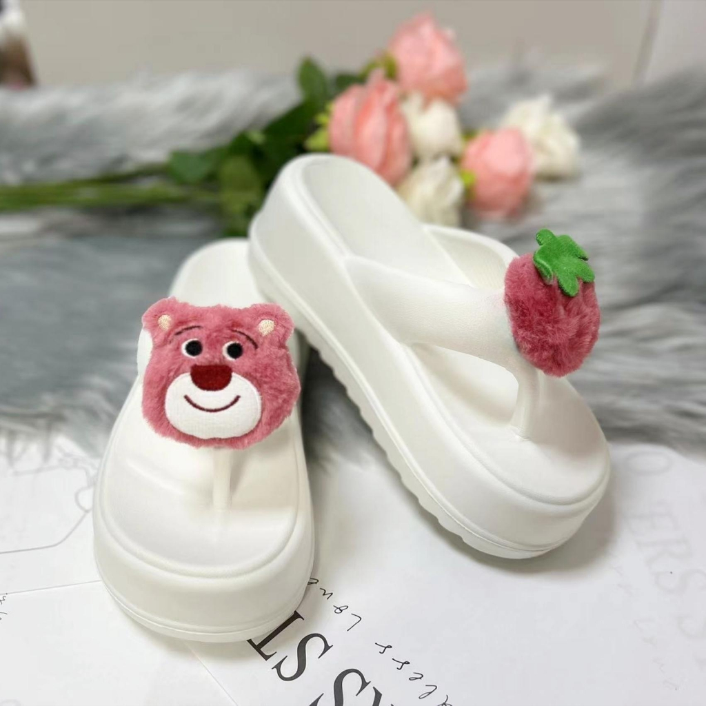Dép lê mũi chân dày với hình chú gấu dâu