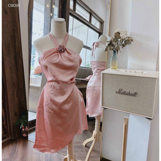 Đầm phi lụa hồng cổ yếm hoa