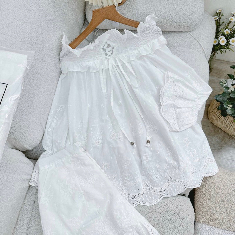 Áo bẹt vai xô thêu tay loe dài + quần short lưng thun sau