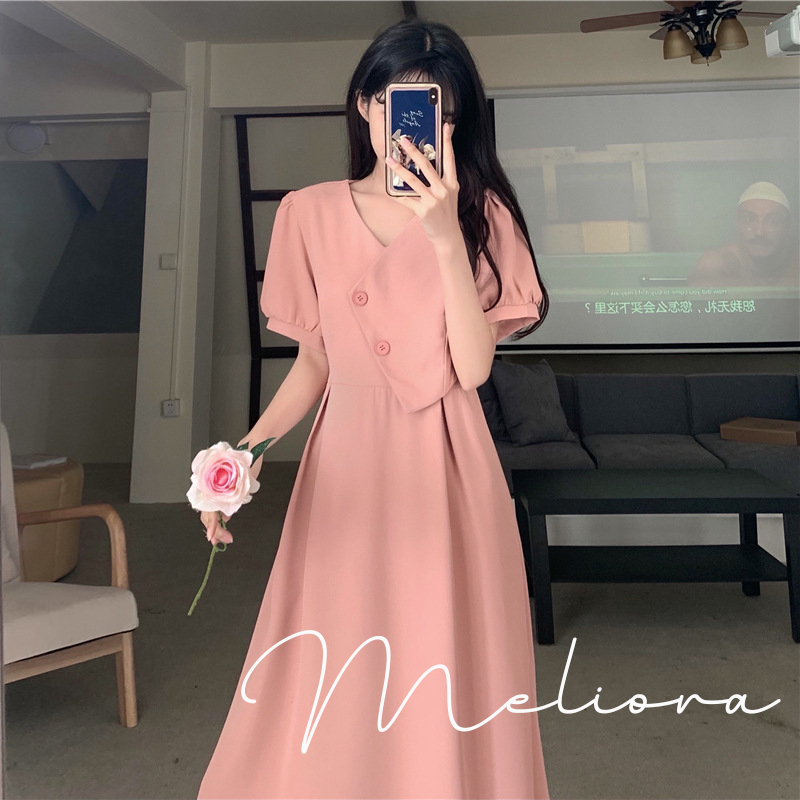 Đầm cổ V đính cúc chéo màu trơn hồng và đen ngọt ngào