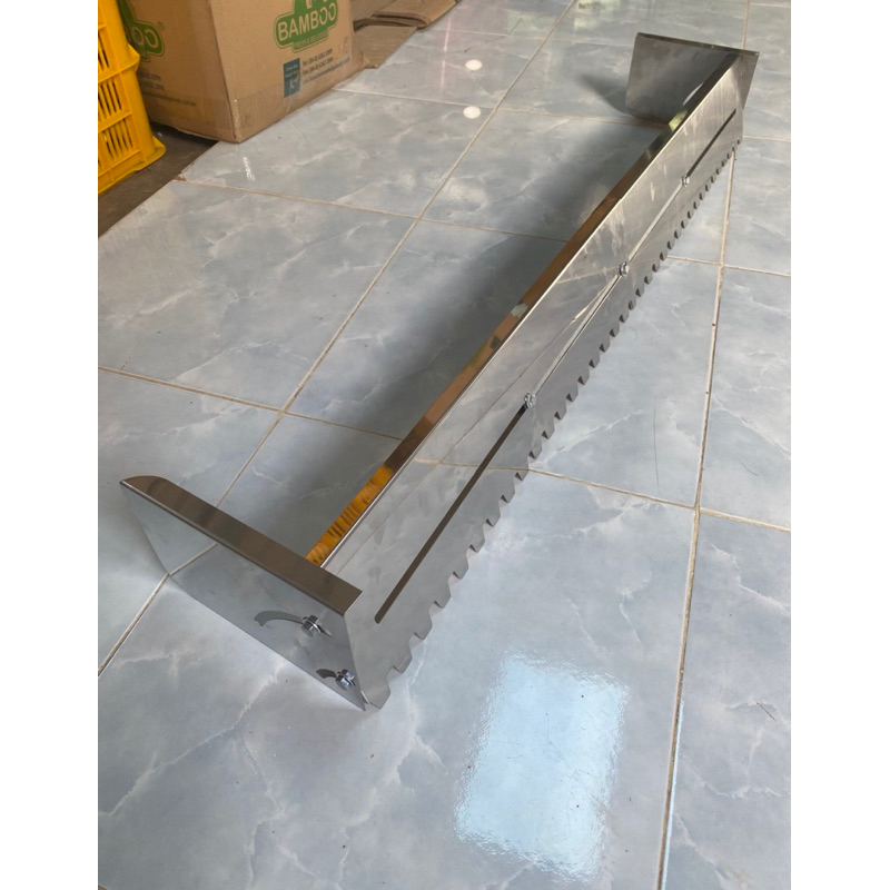 MÁNG KÉO RĂNG CƯA INOX (loại chuẩn) dùng lát gạch nền tăng giảm được từ 60cm đến 1m, có thể chỉnh nghiêng được