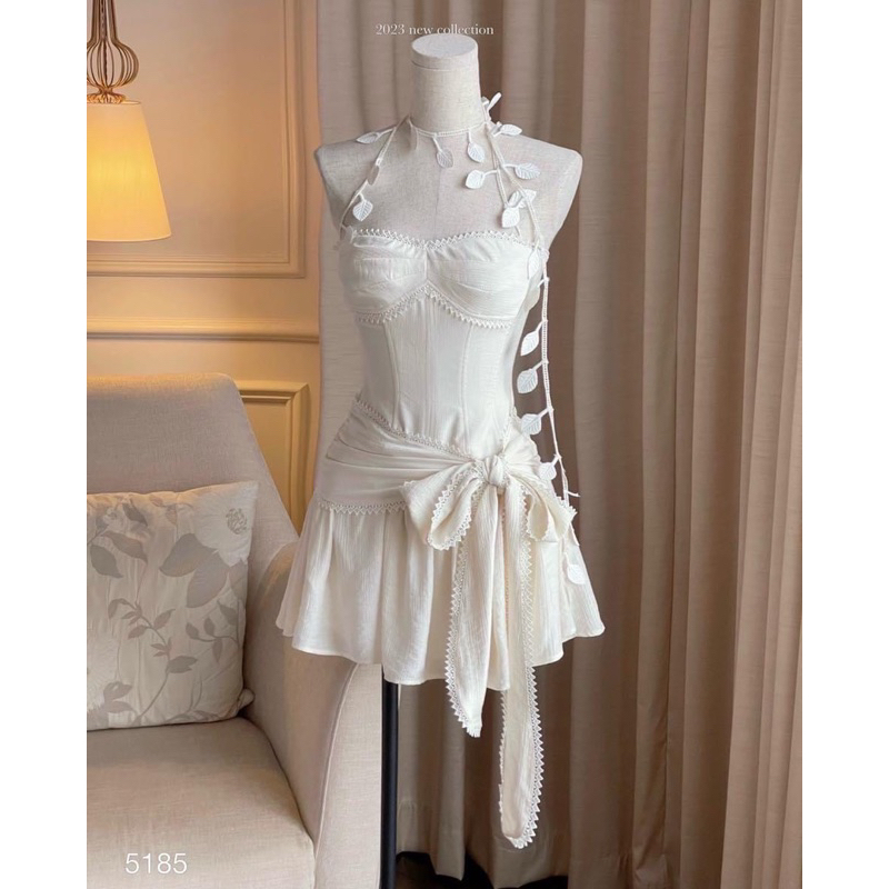 Đầm quây nơ eo trắng kem cột dây cổ