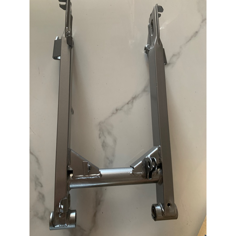 gắp sau (càng sau) xe sirius 110, sirius 50cc hàng cao cấp chính hãng mada