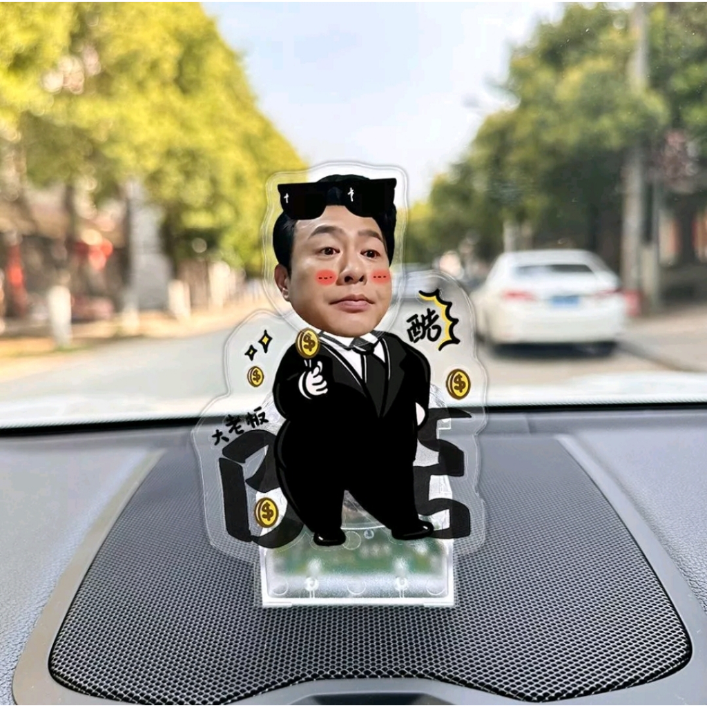 Mô hình standee lắc đầu in theo yêu cầu, chạy bằng pin