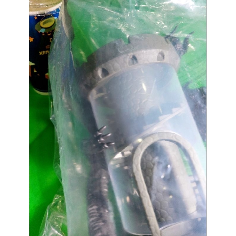 Ly nhựa rồng theo phim Dungeons and Dragons còn nguyên bọc, kích thước so với lon Pepsi 330ml