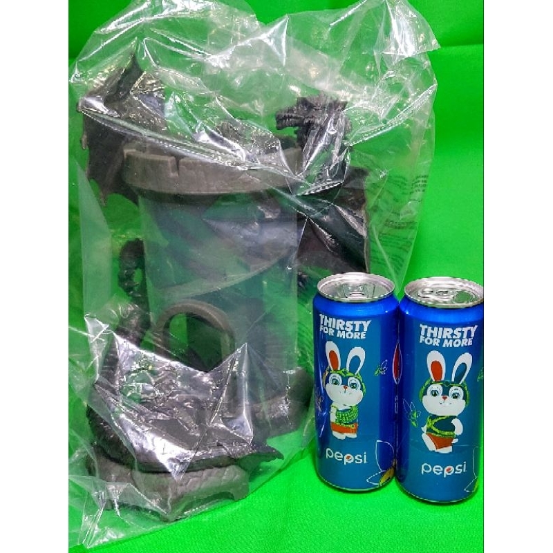 Ly nhựa rồng theo phim Dungeons and Dragons còn nguyên bọc, kích thước so với lon Pepsi 330ml