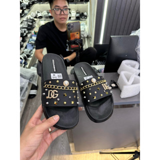 Dép lê nam quai ngang Dolce da PU tag xích bi ngọc đinh logo DG đế cao su đúc nổi hoạ tiết cao cấp DL25P