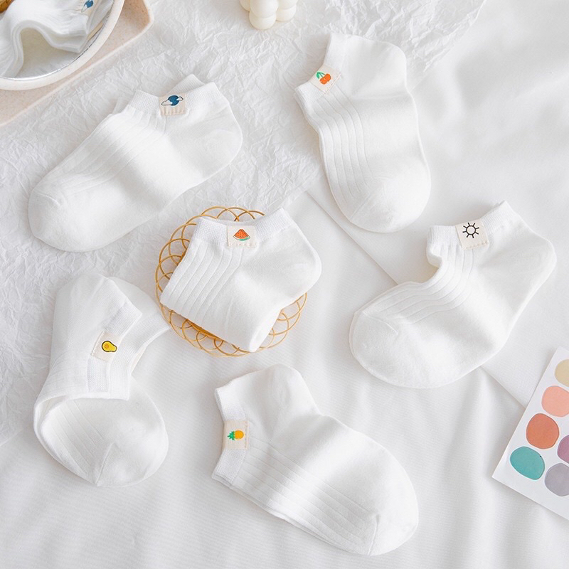 Combo quà tặng gồm 1 đôi găng tay chống nắng và 1 đôi tất trắng siêu xinh