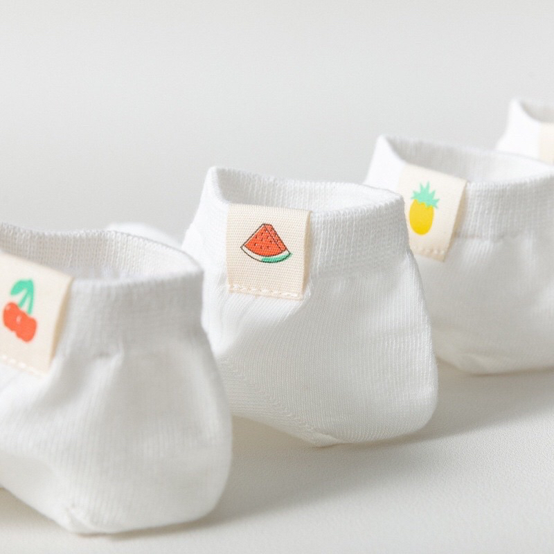 Combo quà tặng gồm 1 đôi găng tay chống nắng và 1 đôi tất trắng siêu xinh