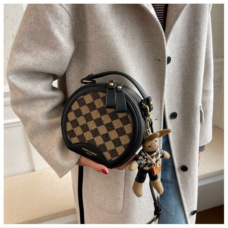 Túi xách tròn caro.túi đeo chéo da,túi đeo vái dáng trống tròn họa tiết caro thanh lịch kèm móc gấu dễ thương