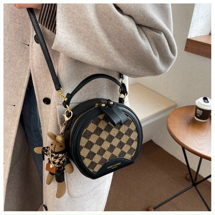 Túi xách tròn caro.túi đeo chéo da,túi đeo vái dáng trống tròn họa tiết caro thanh lịch kèm móc gấu dễ thương