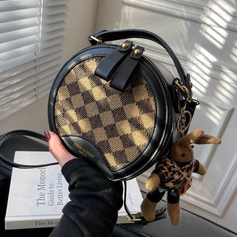 Túi xách tròn caro.túi đeo chéo da,túi đeo vái dáng trống tròn họa tiết caro thanh lịch kèm móc gấu dễ thương