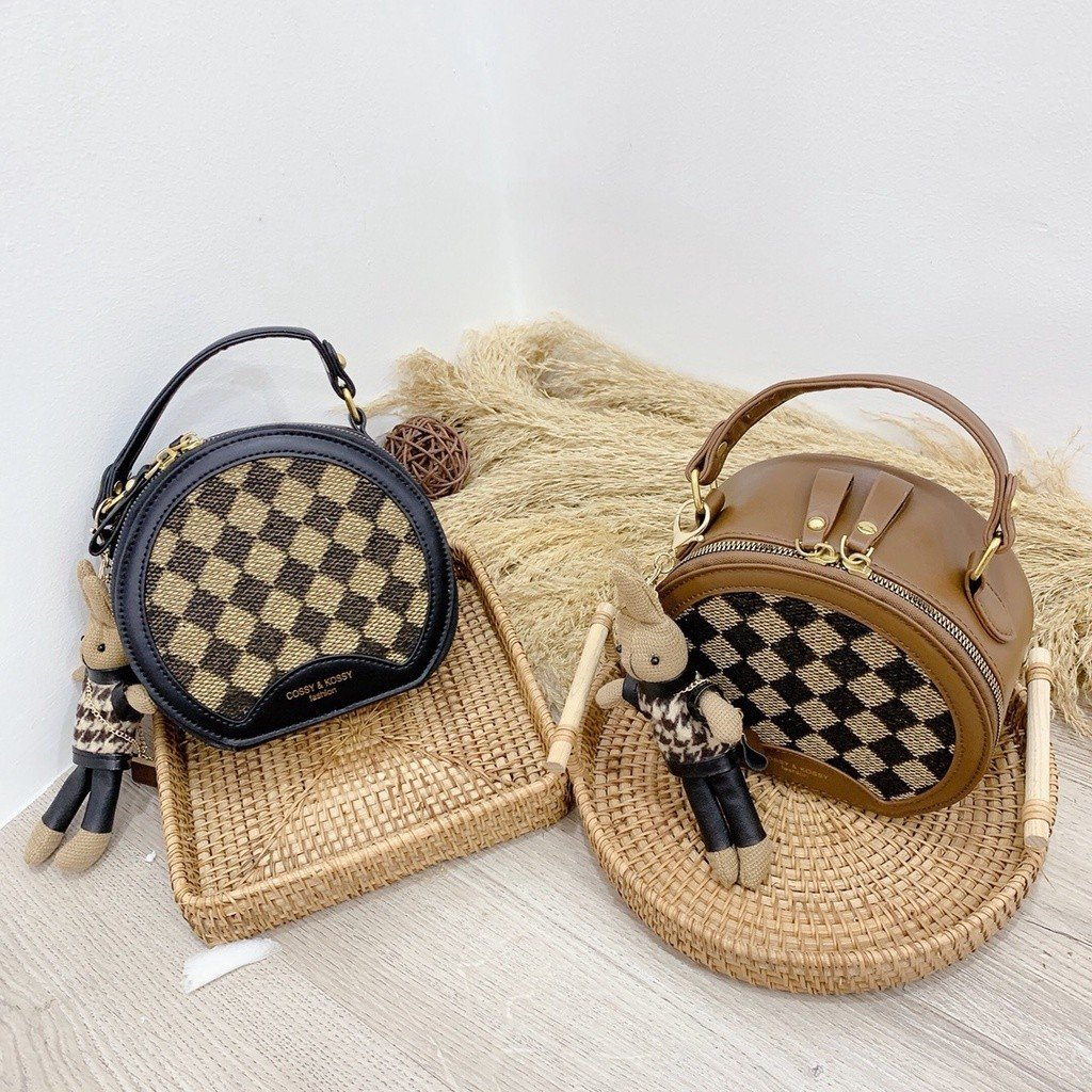 Túi xách tròn caro.túi đeo chéo da,túi đeo vái dáng trống tròn họa tiết caro thanh lịch kèm móc gấu dễ thương