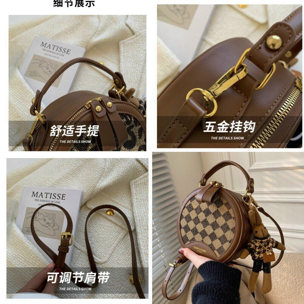 Túi xách tròn caro.túi đeo chéo da,túi đeo vái dáng trống tròn họa tiết caro thanh lịch kèm móc gấu dễ thương