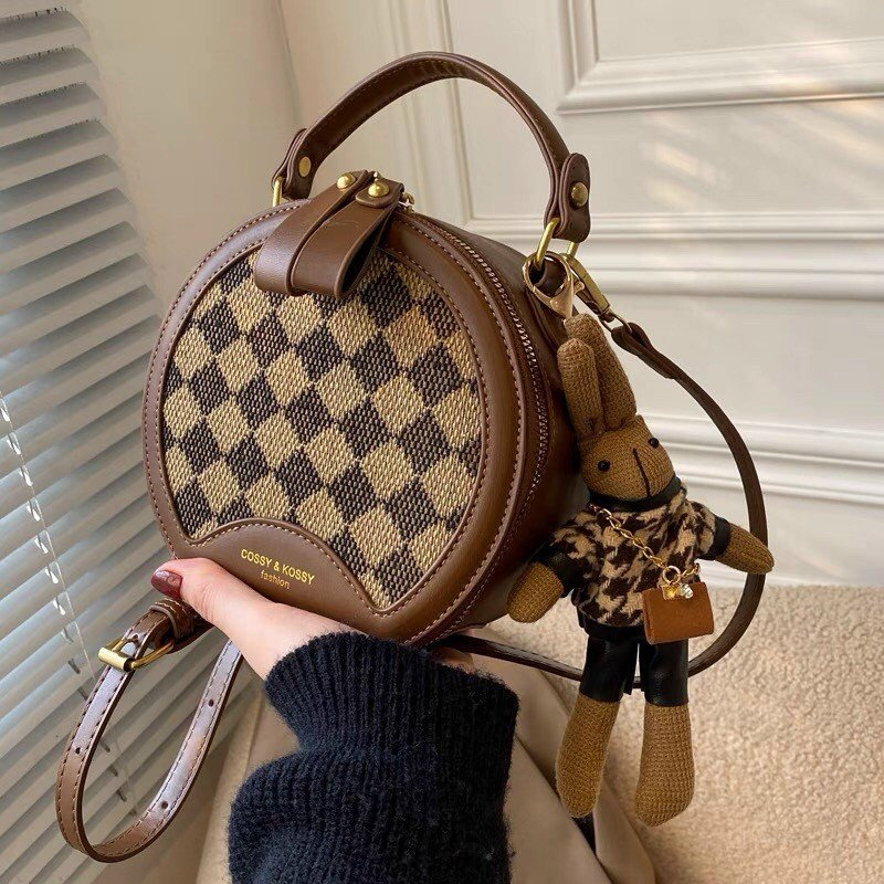 Túi xách tròn caro.túi đeo chéo da,túi đeo vái dáng trống tròn họa tiết caro thanh lịch kèm móc gấu dễ thương