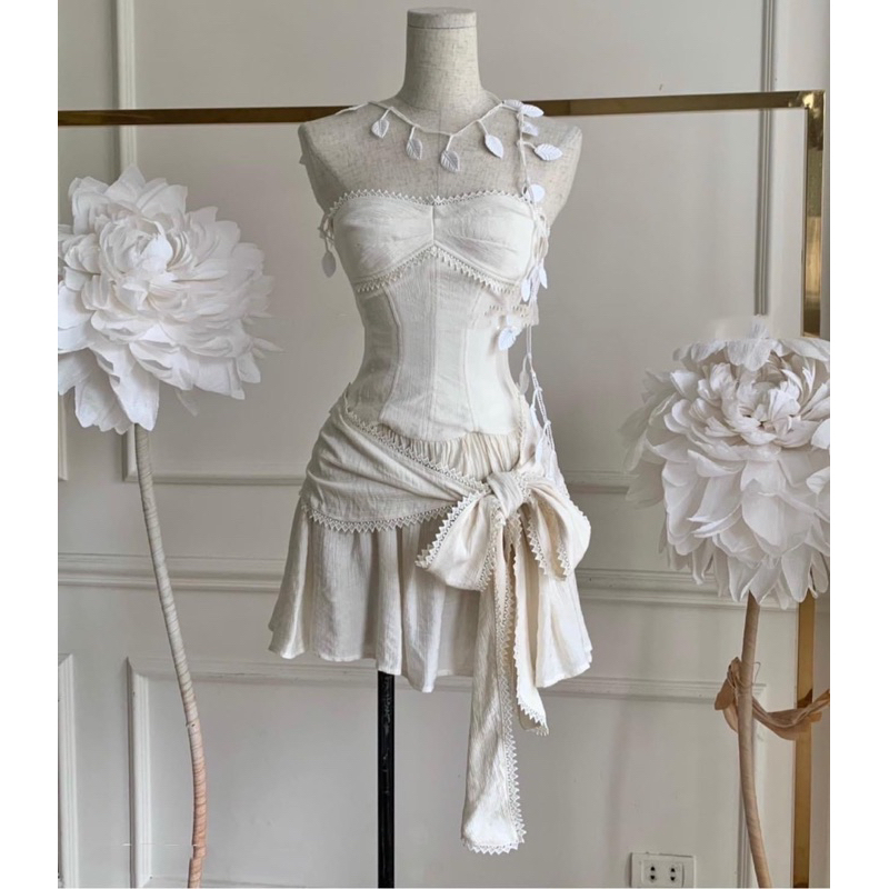 Đầm quây nơ eo trắng kem cột dây cổ