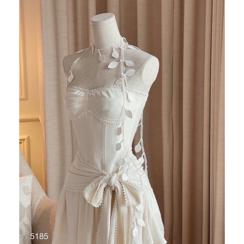 Đầm quây nơ eo trắng kem cột dây cổ