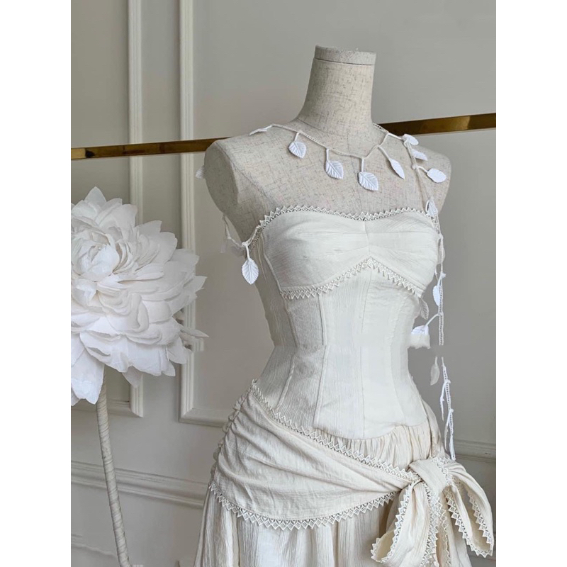 Đầm quây nơ eo trắng kem cột dây cổ