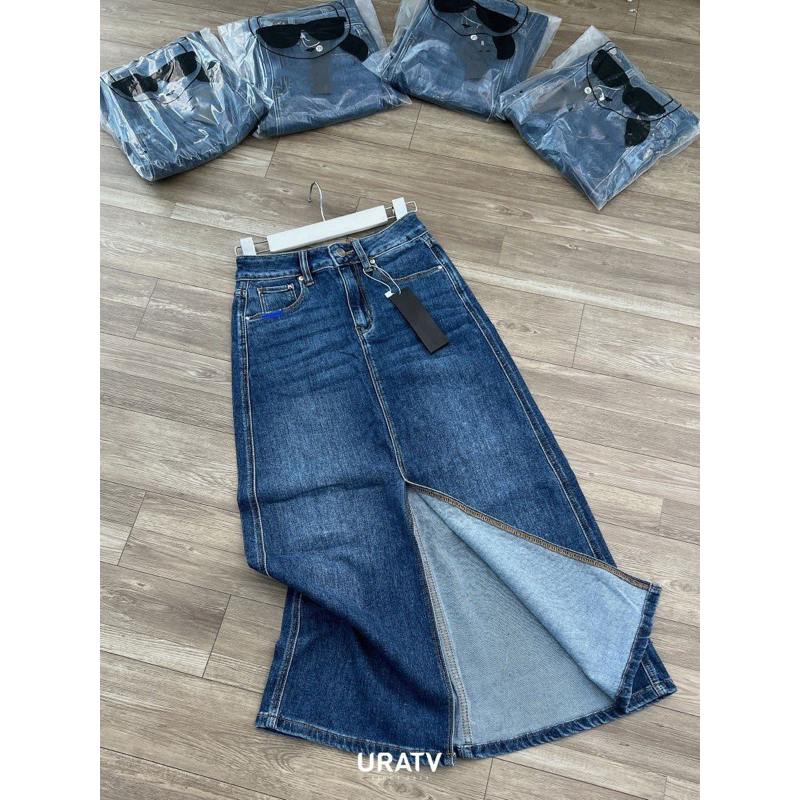 Chân váy jeans xẻ trước Kar dáng dài túi sau thêu
