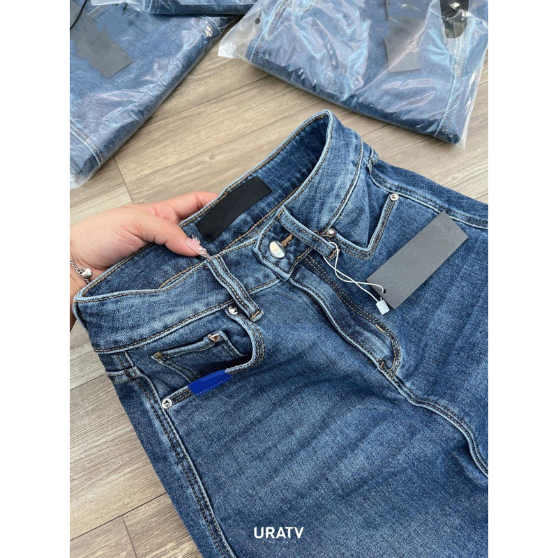 Chân váy jeans xẻ trước Kar dáng dài túi sau thêu