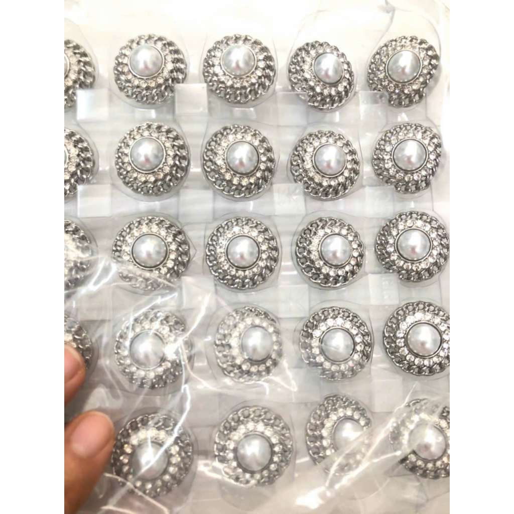 Nút đá có châu ở giữa