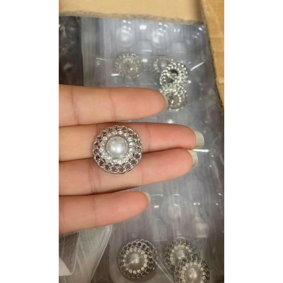 Nút đá có châu ở giữa