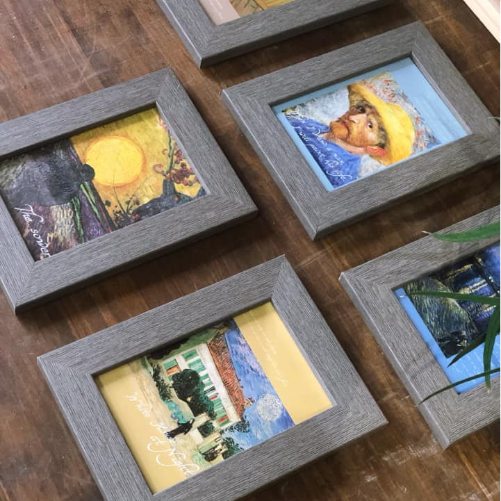 Khung tranh giả gỗ gân nâu 10x15cm có kiếng | Tặng kèm tranh
