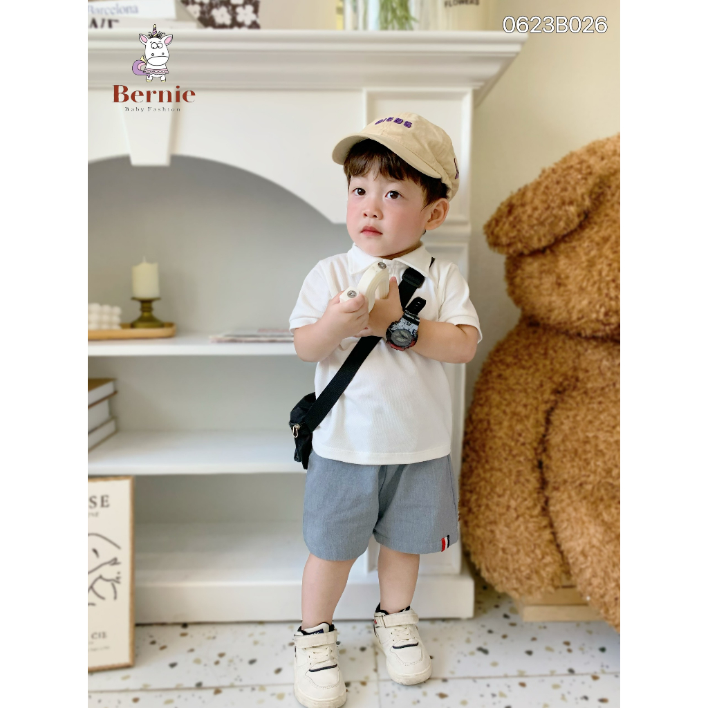 Bộ polo trắng cộc tay phối quần kaki viền kẻ Bernie cho bé