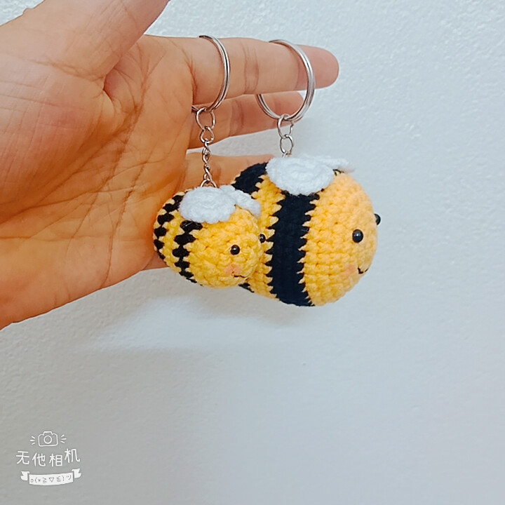 Móc khóa con ong bằng len