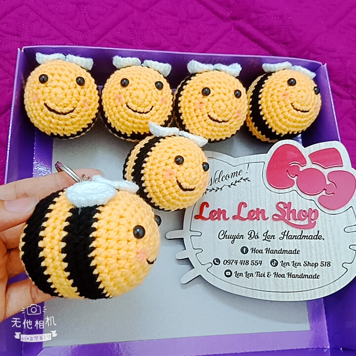 Móc khóa con ong bằng len