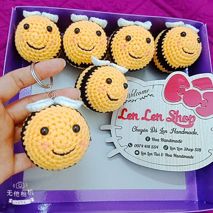 Móc khóa con ong bằng len