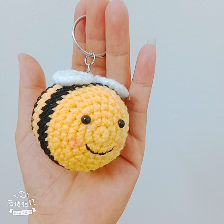 Móc khóa con ong bằng len