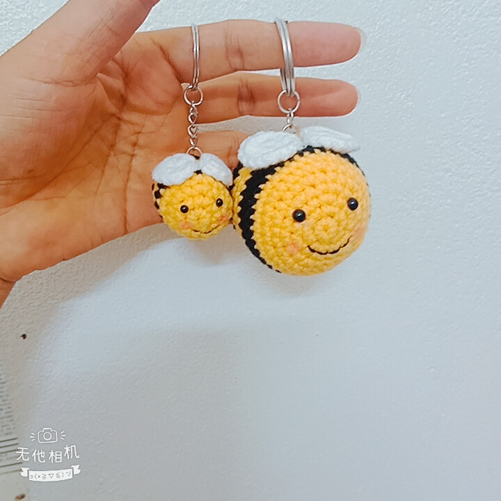 Móc khóa con ong bằng len