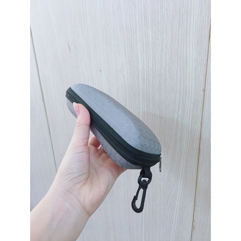 Kính nữ si Th áii