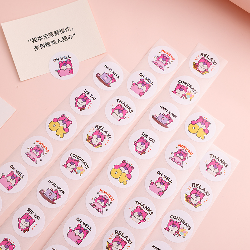 CUỘN STICKER GẤU DÂU, ỗi Cuộn 100 Sticker